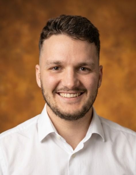 Portrait de Benoist de Montgrand, souriant, en chemise blanche